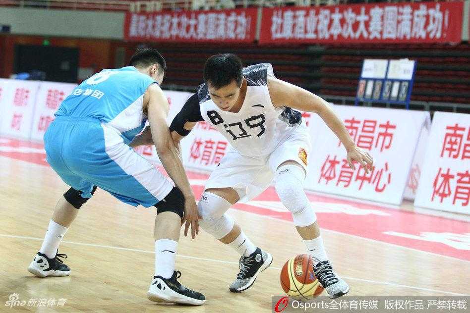 赵继伟在三分线外持球，面对防守者连续的胯下运球，突然一个加速作势突破，成功欺骗了防守者的重心，为接下来的传球或投篮创造了宝贵的空间。