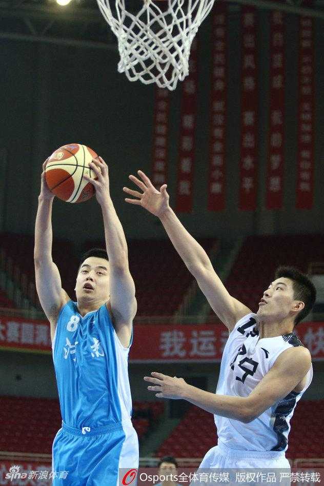 在拥挤的禁区之内，辽宁队的内线长人李晓旭高高跃起，凭借着天生的篮板嗅觉和卡位意识，力压河南多名壮汉，将篮板球牢牢控制在手中。