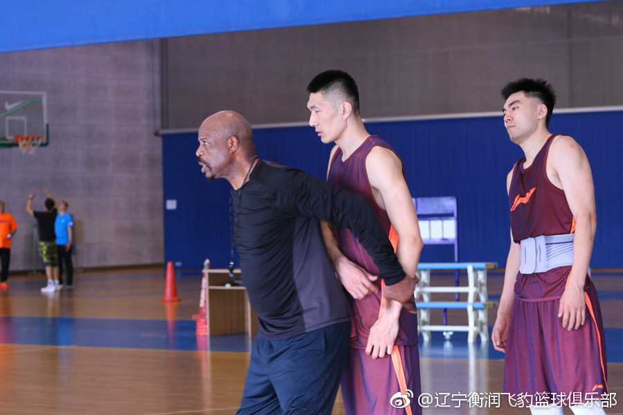 班克斯双手扶膝，全神贯注地观察着球员们的脚步移动，仿佛在雕琢一件件艺术品般精益求精。