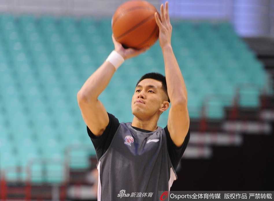 辽宁队快攻演练中，郭艾伦高速运球推进，场边的队友纷纷驻足观看这次精彩的进攻配合。