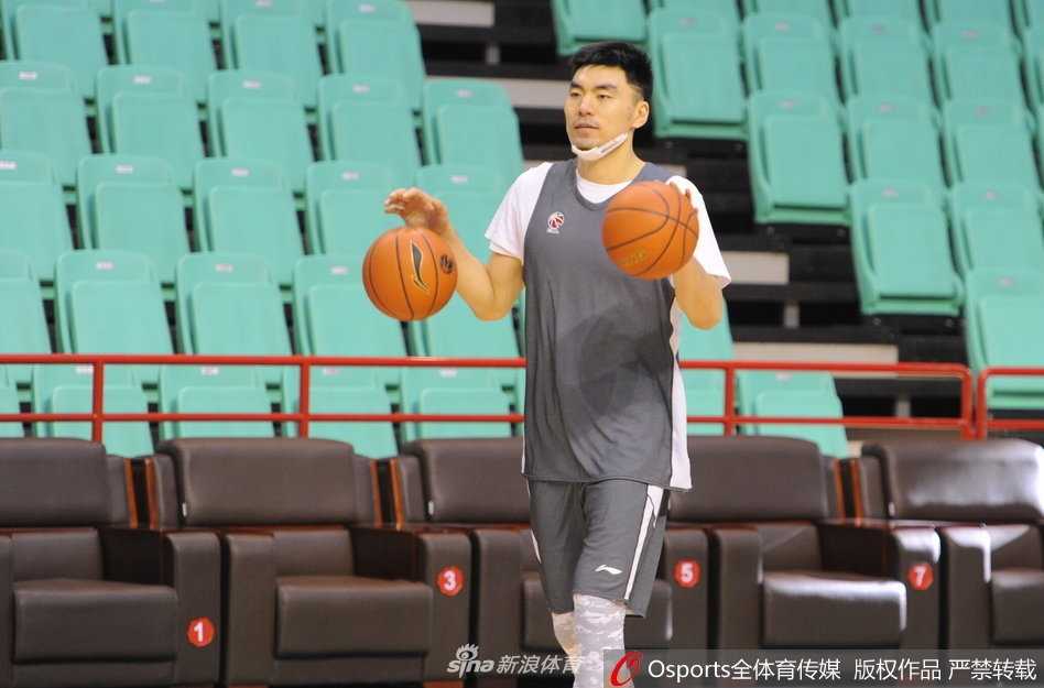 训练结束后，郭艾伦拉伸放松身体，表情轻松愉悦，全队在他的感染下气氛十分融洽。