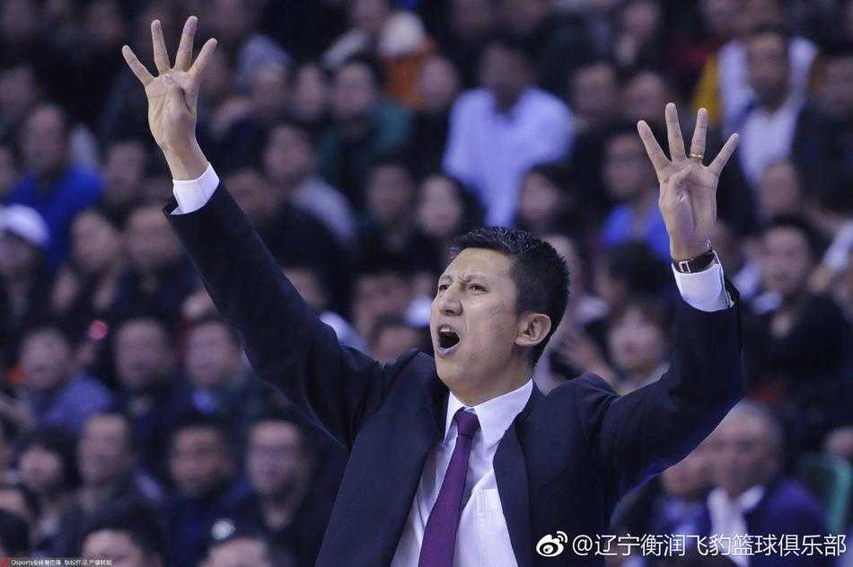 在中国国家男篮的集训场上，郭士强指导正耐心地为队员们讲解战术，并用肢体动作示范，年轻球员们围在身边认真聆听。