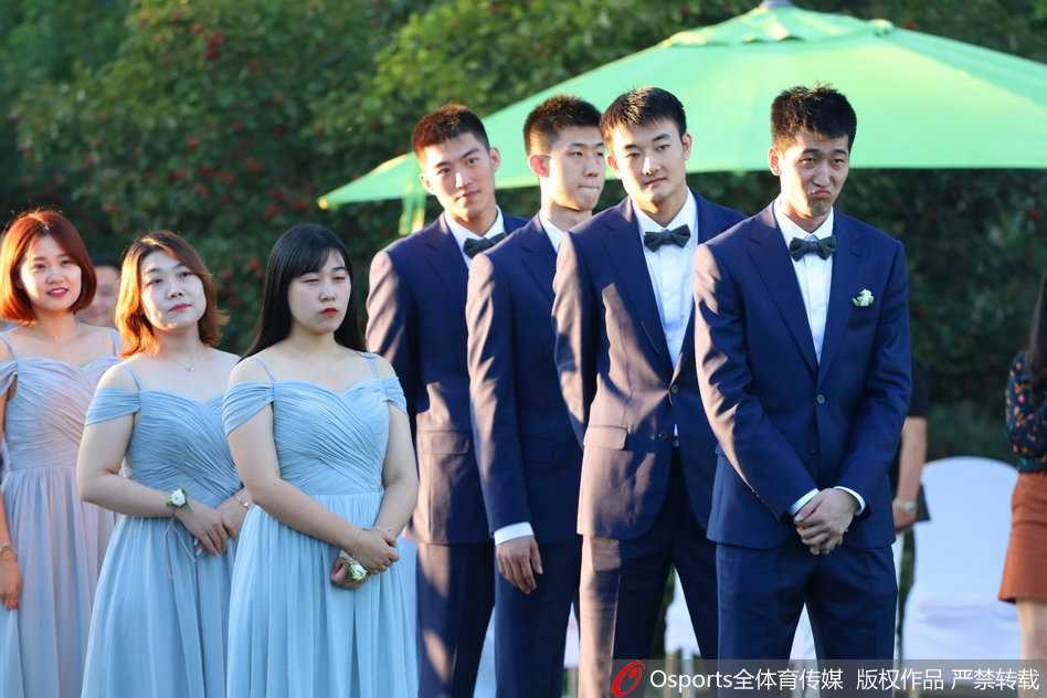 辽篮功勋李晓旭大婚,十年爱情长跑羡煞旁人 辽宁男篮主帅郭士强在婚礼现场致辞,为李晓旭夫妇送上祝福,神情欣慰