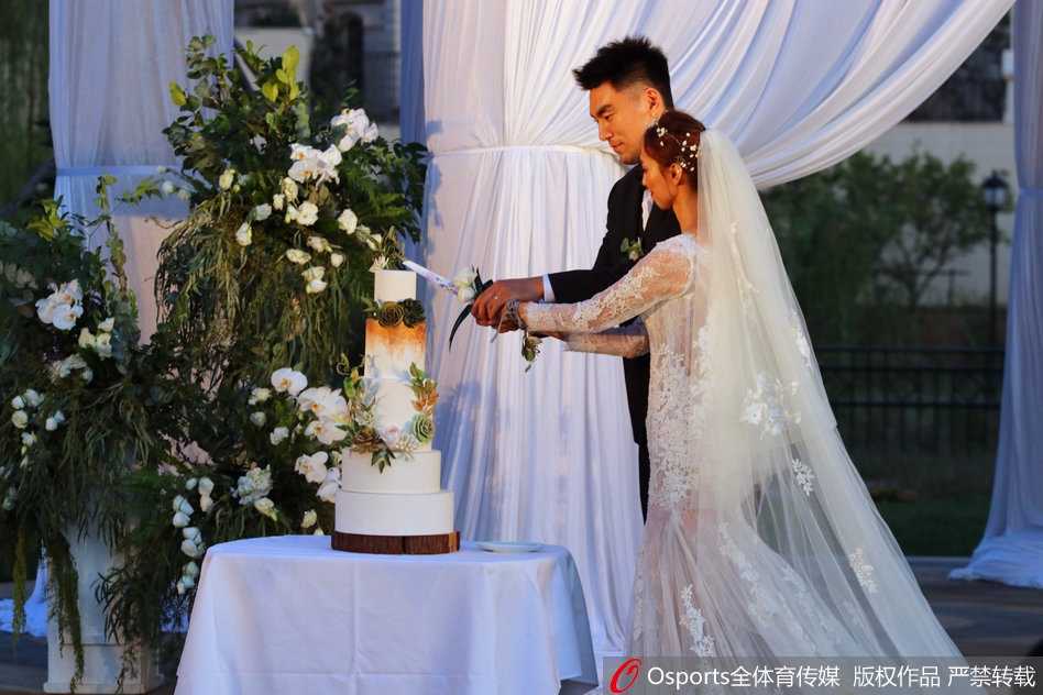 辽篮功勋李晓旭大婚,十年爱情长跑羡煞旁人 由辽篮队友组成的超高海拔伴郎团身着正装簇拥着李晓旭,帅气逼人,喜气洋洋