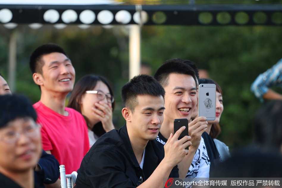 辽篮功勋李晓旭大婚,十年爱情长跑羡煞旁人 韩德君、杨鸣等辽篮队友们围坐在婚礼宴席间,举杯共饮,为李晓旭庆祝新婚