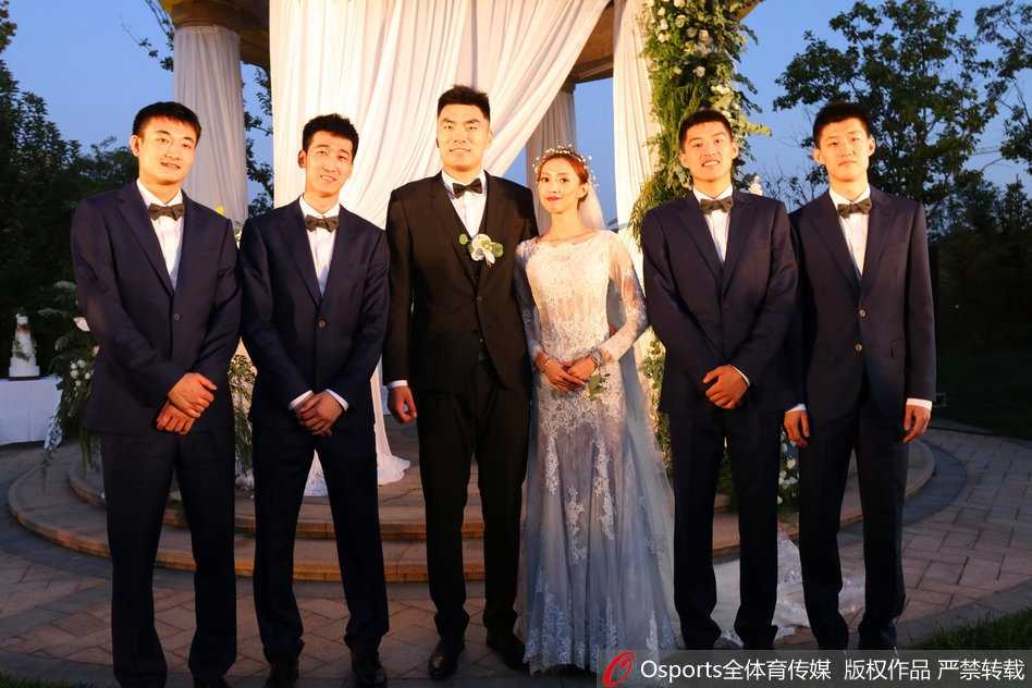 辽篮功勋李晓旭大婚,十年爱情长跑羡煞旁人 婚礼现场深情一幕,李晓旭紧紧牵着新娘李旭的手,两人眼神交汇,充满爱意与坚定