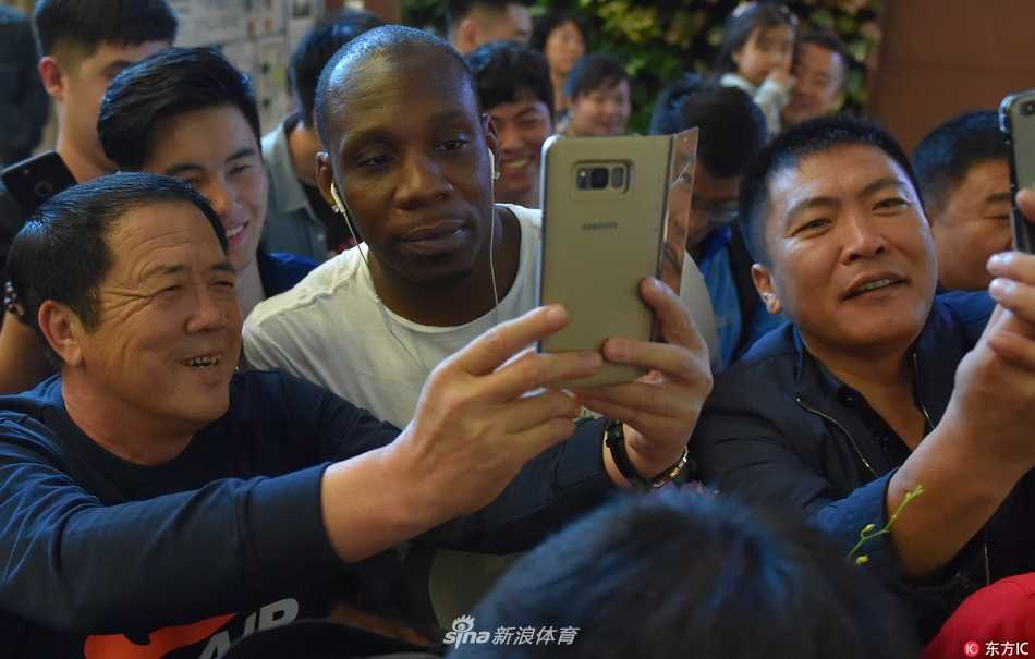 机场到达口人山人海，热情的辽篮球迷们高举手机和欢迎标牌，将通道围得水泄不通，只为能更近距离地看一眼他们的城市英雄。