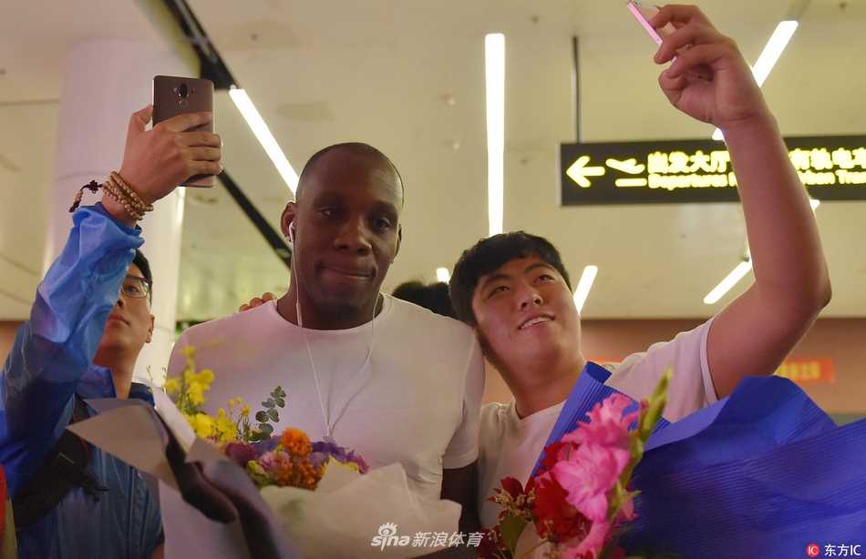 哈德森被现场的热情感染，露出标志性的憨厚笑容，他举起手向远处支持他的球迷们挥手致意，仿佛在说：新赛季，看我的！