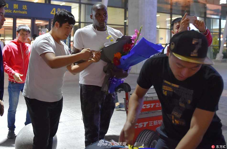 在球迷的簇拥下，哈德森缓缓步出机场，他低头看着脚下这片熟悉的土地，身边是无数双期待的眼睛和挥舞的手臂，这一刻他属于沈阳。