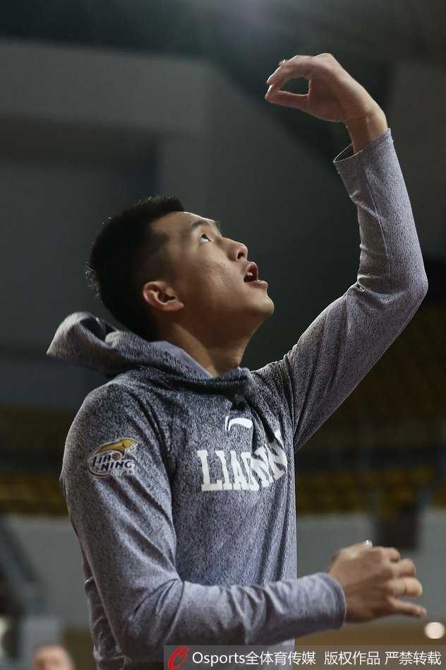 训练场上，辽篮核心郭艾伦如灵猫般穿梭，手中运球的节奏明快而稳健，眼神中透露出舍我其谁的锋芒，仿佛随时准备在敌阵中撕开一道缺口。