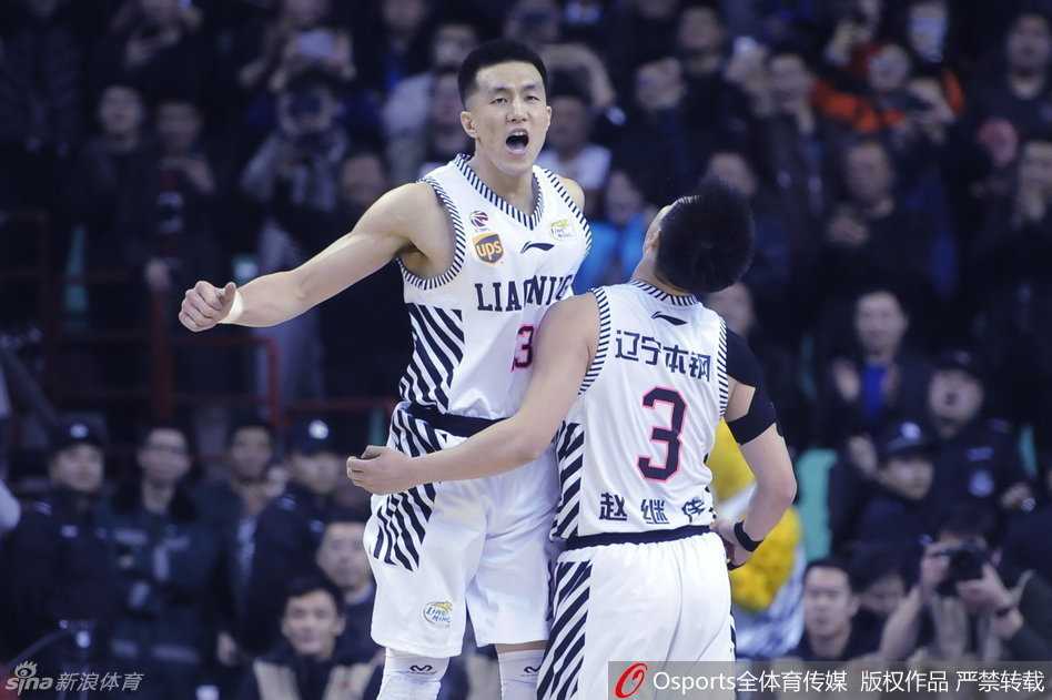 辽篮双子星末节惊天逆转 郭艾伦与福特森拥抱泯恩仇 胡金秋落寞离场,郭艾伦上前送上安慰的拥抱,两位中国男篮内线与外线的未来支柱在这一刻诠释了英雄相惜的真谛。