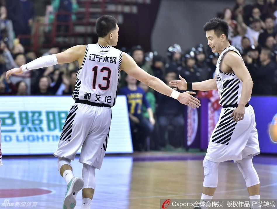 辽篮双子星末节惊天逆转 郭艾伦与福特森拥抱泯恩仇 郭艾伦与福特森在赛后英雄相惜,两人握手致意,此前系列赛的火药味在这一刻化为相互的尊重与欣赏。