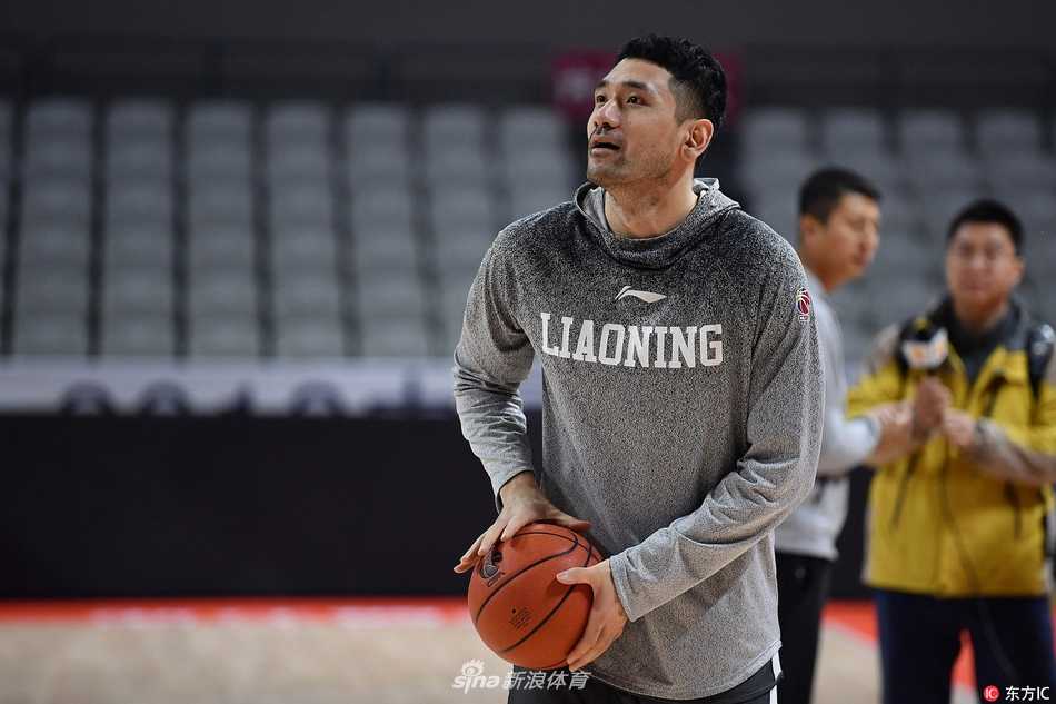 训练间隙，郭艾伦与赵继伟并肩站立，汗水湿透了球衣，两人目光望向远方，眼神中透露出对即将到来的比赛的坚定与渴望。