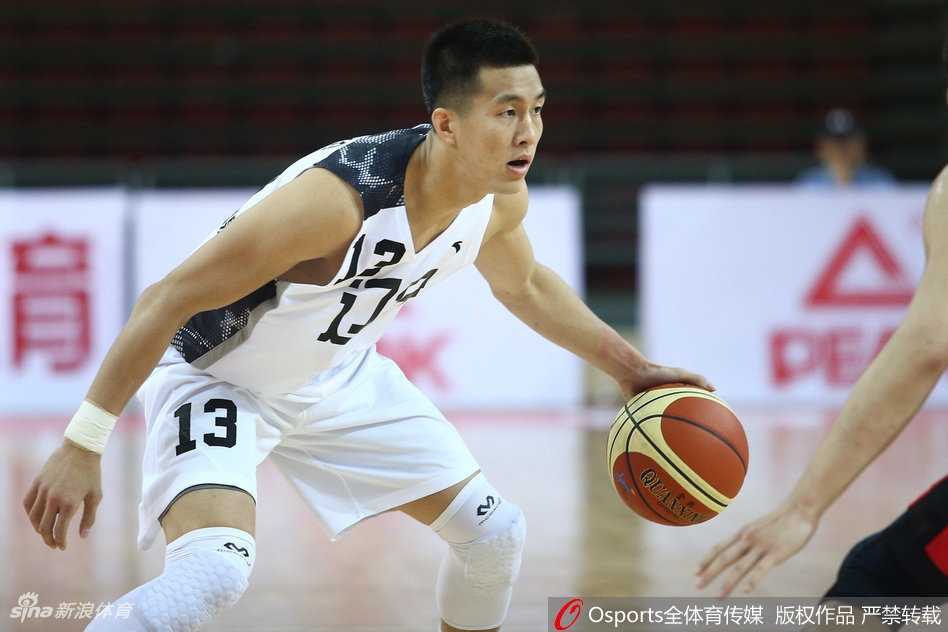 功夫熊猫起舞，韩德君利用敦实的身体靠开防守，轻柔的手腕挑篮，展现出与身材不符的细腻手感。