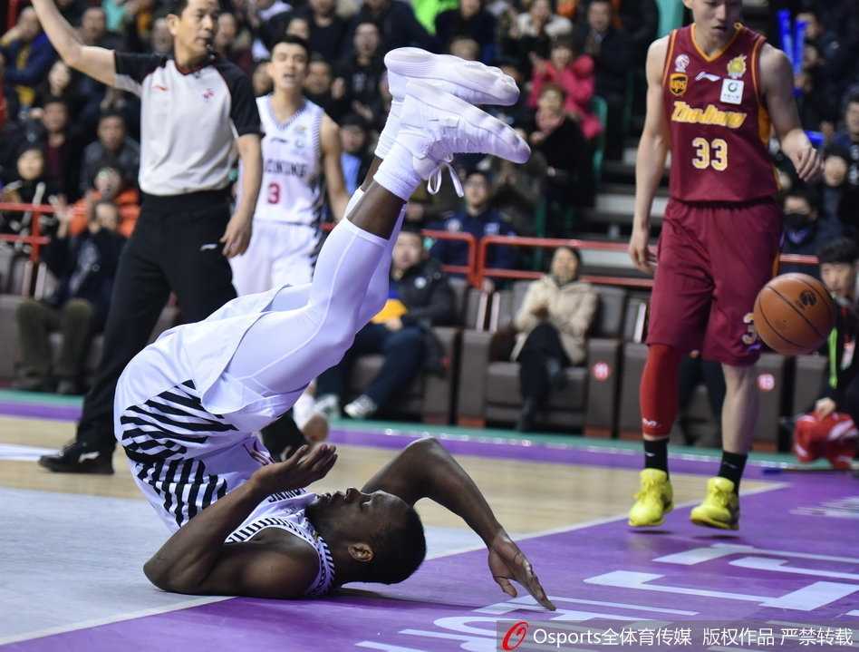 辽篮双子星闪耀本溪,残阵主场掀翻浙江青年军 赵继伟如闪电般抢断成功后,面对空无一人的前场,他轻盈地将球抛向篮板,随后腾空而起完成自抛自抢的精彩上篮。