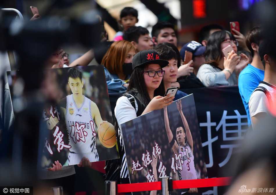 两人在台上对视而笑，无需言语便能感受到那份深厚的兄弟情谊，身后的背景板印着活动主题，在闪光灯的照耀下，这一刻的默契被永恒定格。