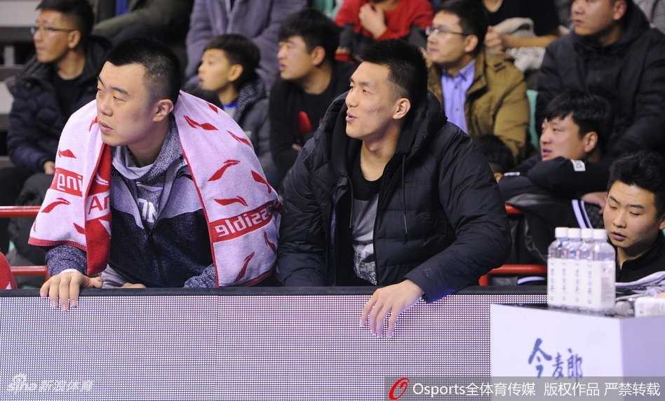 辽篮双星轮休静待季后赛,杜锋现身赛场引猜想 比赛结束后,辽宁主场的气氛依然热烈,郭艾伦与韩德君起身与队友击掌,他们的目光中充满对未来的坚定与期待。