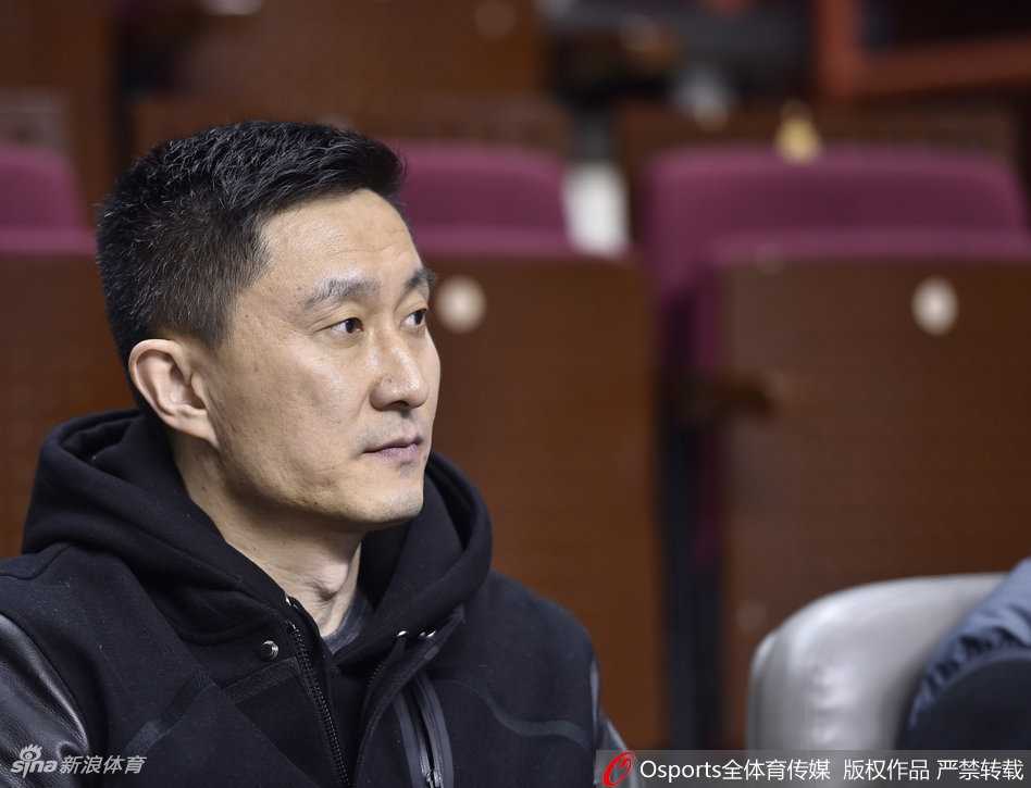 辽篮双星轮休静待季后赛,杜锋现身赛场引猜想 广东宏远主教练杜锋双手抱胸,神情专注地坐在场边观战,他的出现让这场比赛的气氛变得微妙起来。