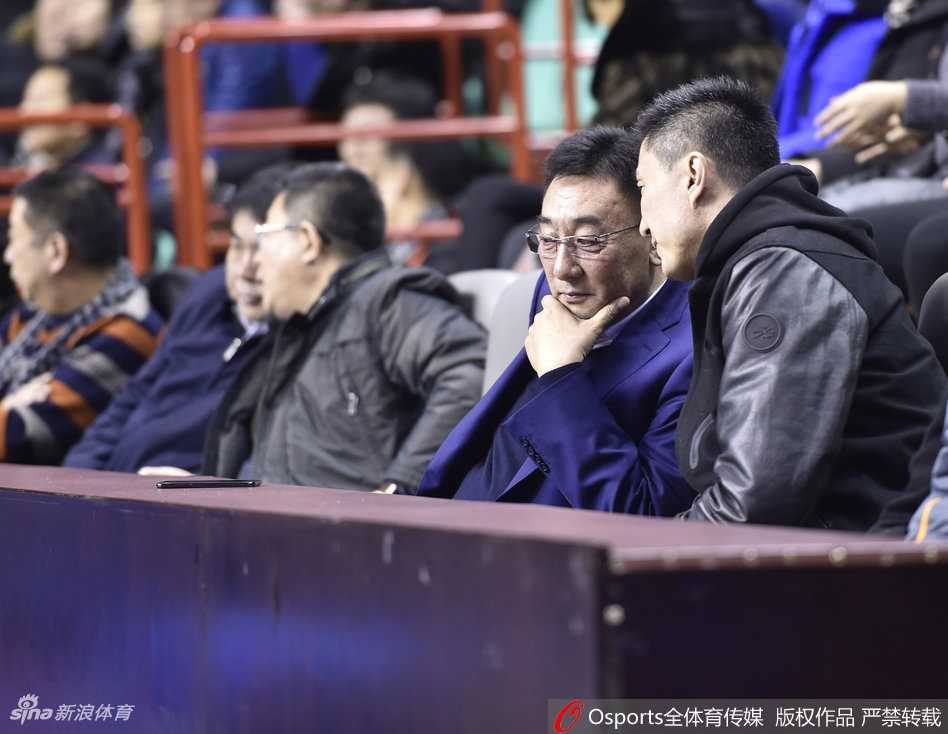 辽篮双星轮休静待季后赛,杜锋现身赛场引猜想 辽宁男篮的年轻球员们在场上奋力拼抢,尽管核心缺阵,但他们依旧全力以赴,渴望在难得的出场时间里证明自己。