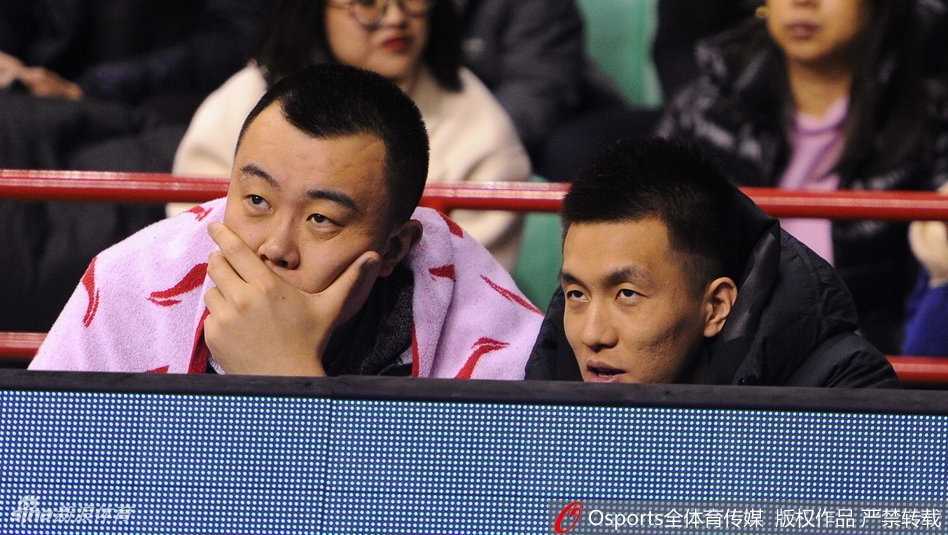 辽篮双星轮休静待季后赛,杜锋现身赛场引猜想 郭艾伦身穿着训练服,脸上洋溢着轻松的笑容,与队友韩德君交流着场上的局势,享受这段难得的场边休息时光。