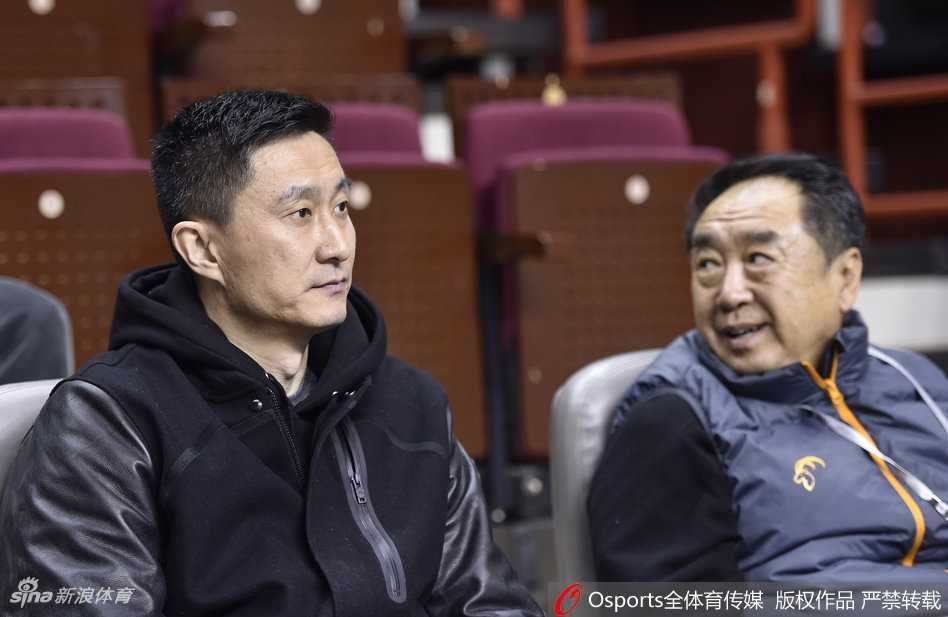 辽篮双星轮休静待季后赛,杜锋现身赛场引猜想 场边视角中,杜锋与辽宁主帅郭士强不约而同地将目光投向场内,两位名帅的暗中斗法从这一刻便已悄然开始。