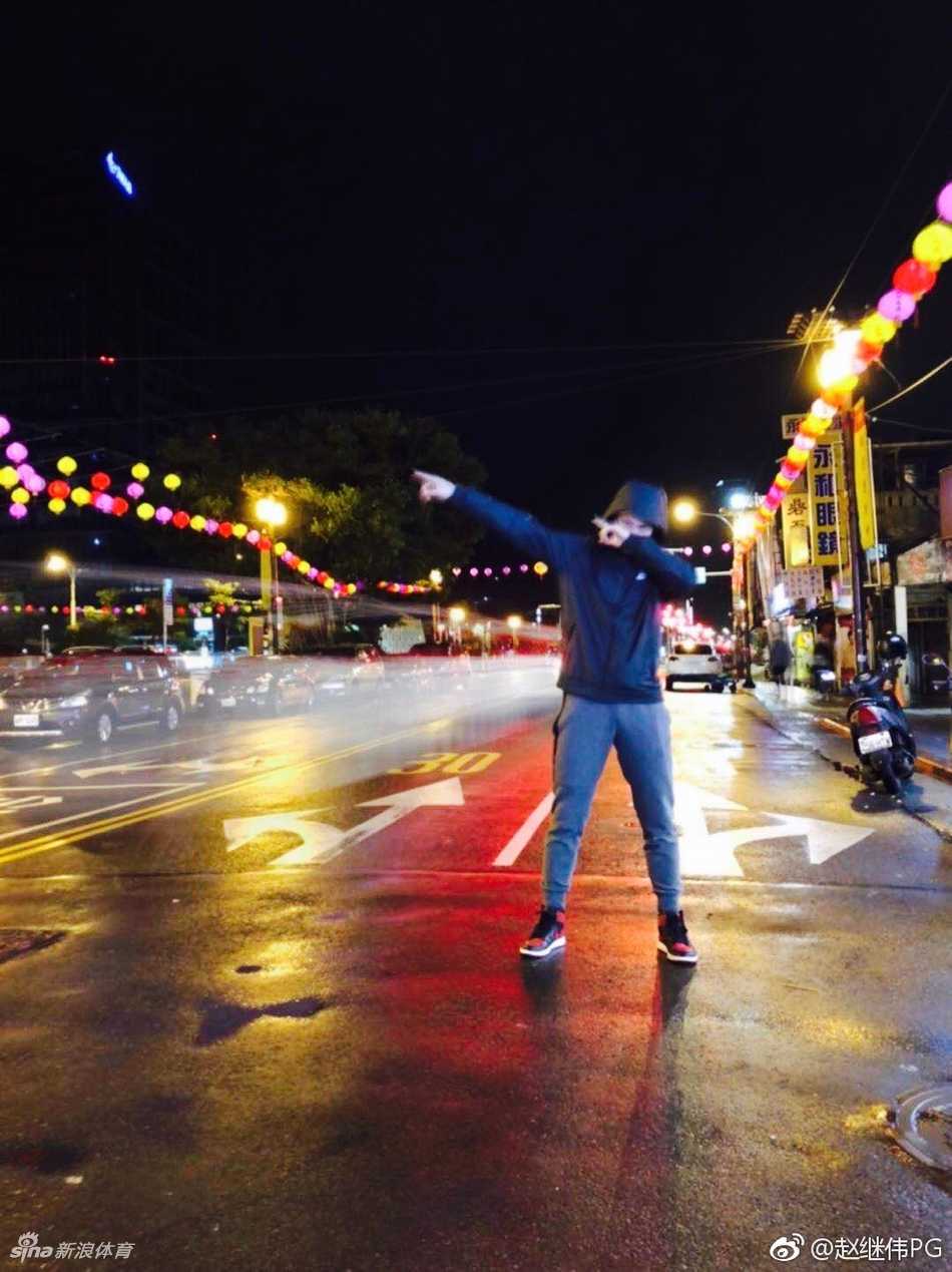 辽篮双星闪耀台北夜市 杨鸣赵继伟忙里偷闲感受宝岛风情 赵继伟在台北夜市留下这张充满生活气息的照片,画面中的他神态轻松,背景虚化的灯火和人群,仿佛都在诉说着这个夜晚属于篮球之外的惬意与自由。
