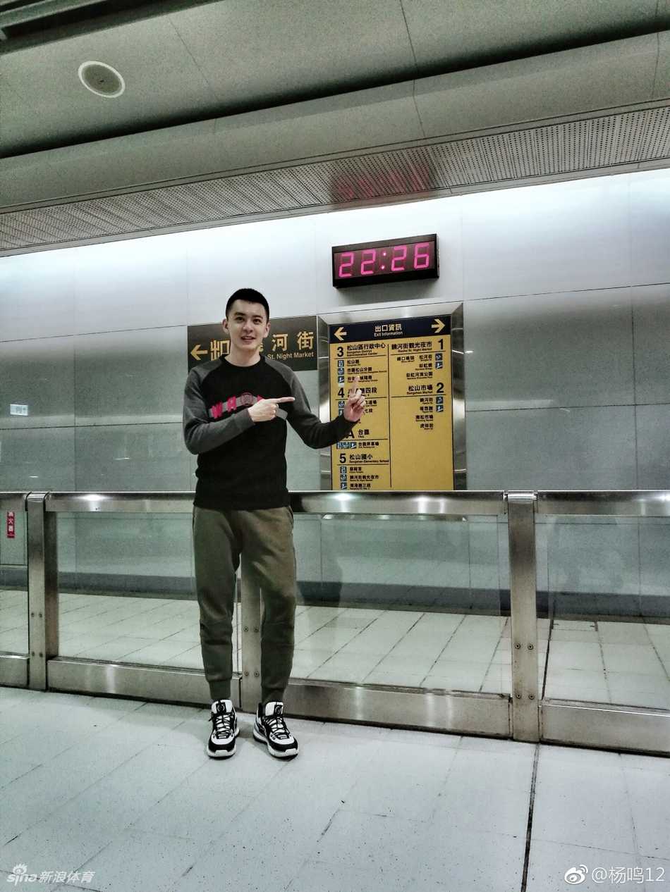 辽篮双星闪耀台北夜市 杨鸣赵继伟忙里偷闲感受宝岛风情 夜市的暖黄灯光温柔地勾勒出杨鸣的轮廓,他眼神温柔地望向镜头,身后是充满宝岛风情的美食摊位,空气中仿佛都弥漫着大肠包小肠的诱人香气。