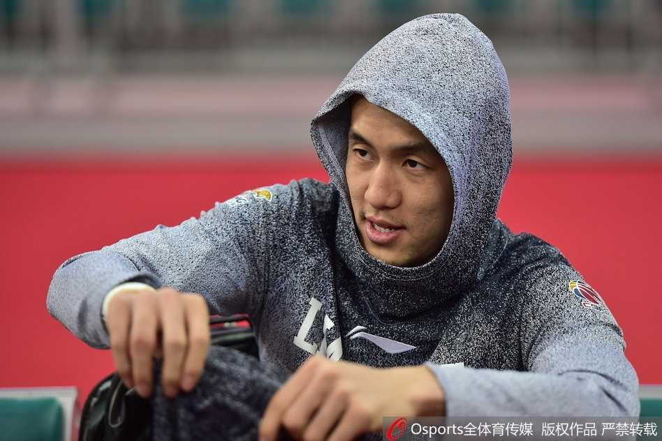 赵继伟在训练中指挥队友跑位，手势明确，眼神坚毅，尽显球场大脑风范