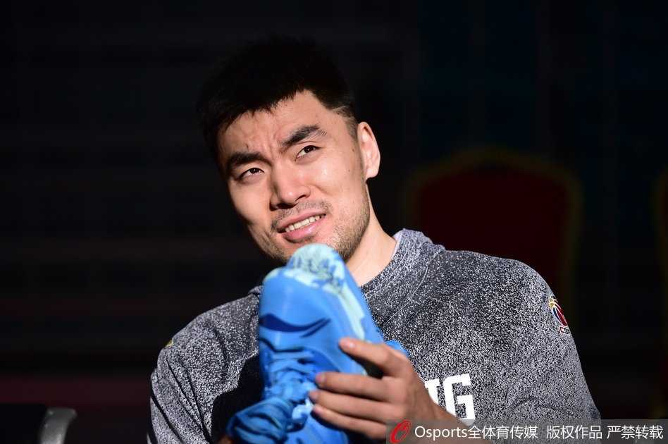 李晓旭在篮下卡位抢篮板，肌肉线条分明，展现出伤愈复出后的良好身体状态