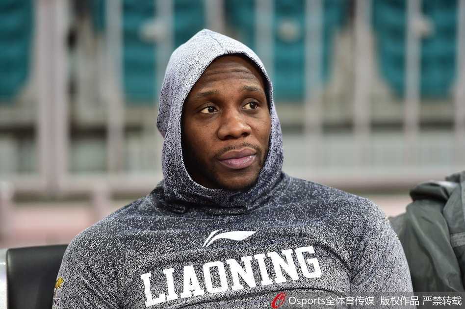 主帅郭士强双手抱胸在场边观战，目光如炬，密切关注着爱徒郭艾伦的每一次触球