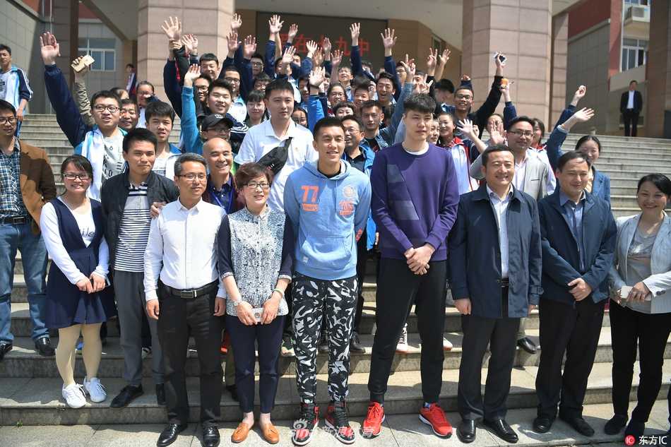 郭艾伦和贺天举站在人群中间，与身后庞大的南昌校园师生团队一起对着镜头整齐致意，每个人都伸出大拇指，画面充满了正能量。