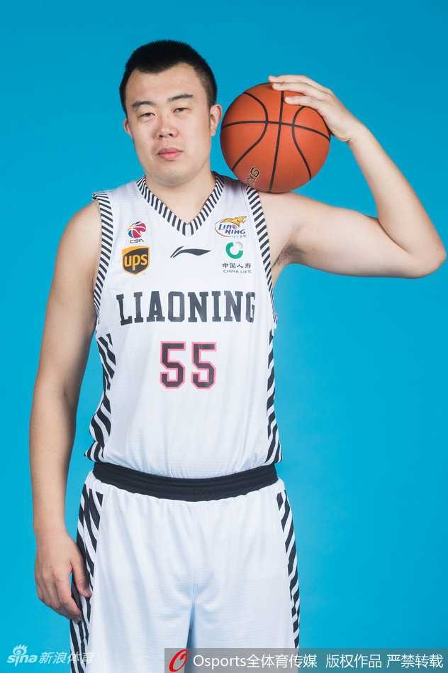 辽宁男篮全队在写真拍摄中轻松互动，李晓旭与韩德君笑容满面，展现了球队融洽的团队氛围和冲击新赛季的信心。