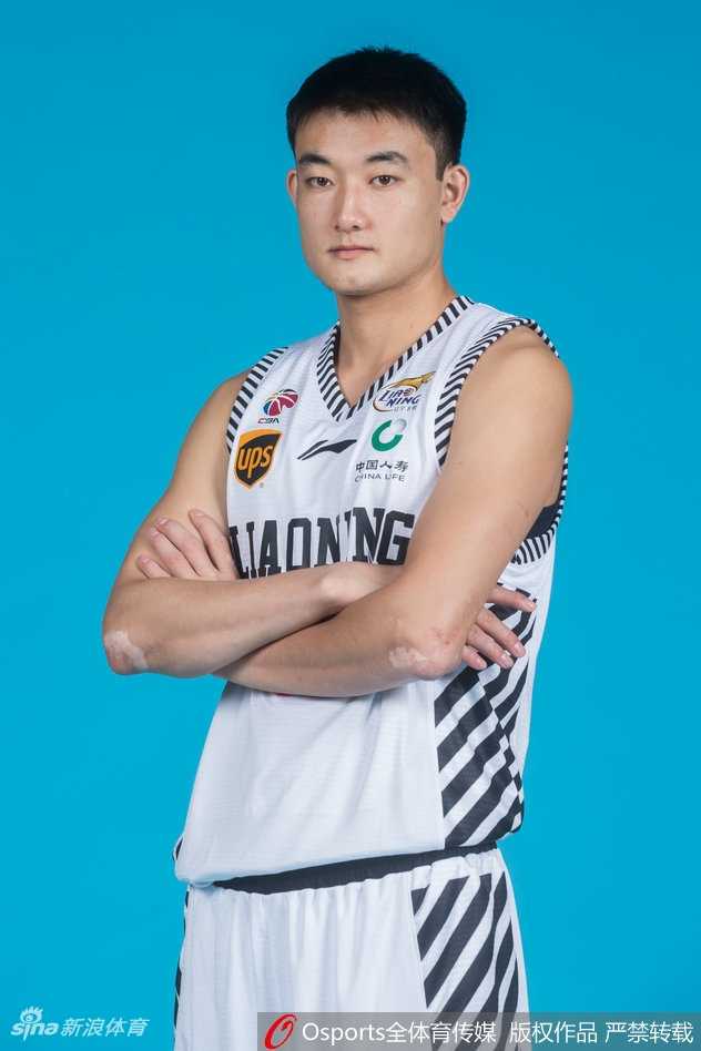 辽篮后卫天团:荣耀传承与全新征途 韩德君与李晓旭在内线形成屏障,他们与身后的后卫群遥相呼应,展示了辽宁男篮内外结合的强大战术体系。