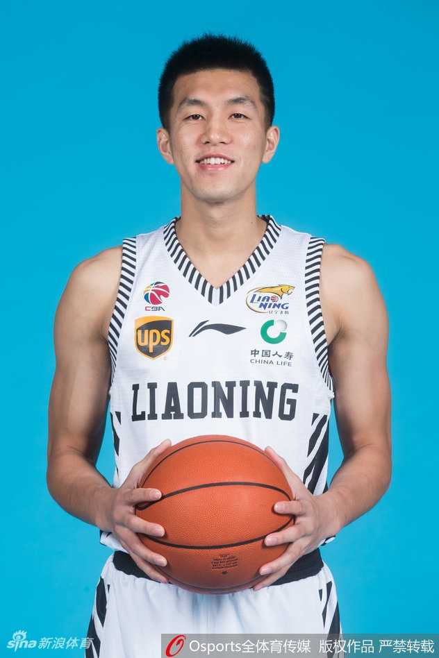 辽篮后卫天团:荣耀传承与全新征途 辽宁男篮后场双核郭艾伦与赵继伟身着新赛季球衣,眼神坚定地并肩而立,彰显后卫天团的霸气与默契。