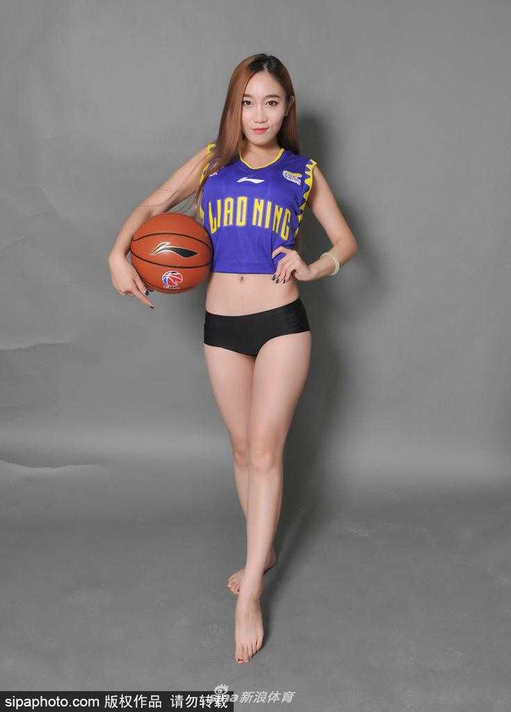 镜头拉近，一位啦啦队员正完成一个高难度的空中踢腿动作，修长的美腿在空中划出优美弧线，展现了力与美的完美结合。