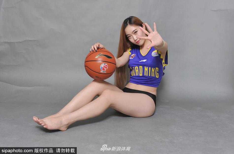 体育馆灯光璀璨，身穿蓝色闪亮短裙的啦啦队队员们笑容灿烂，正在赛场上热舞，为即将登场的辽宁男篮将士们加油助威。