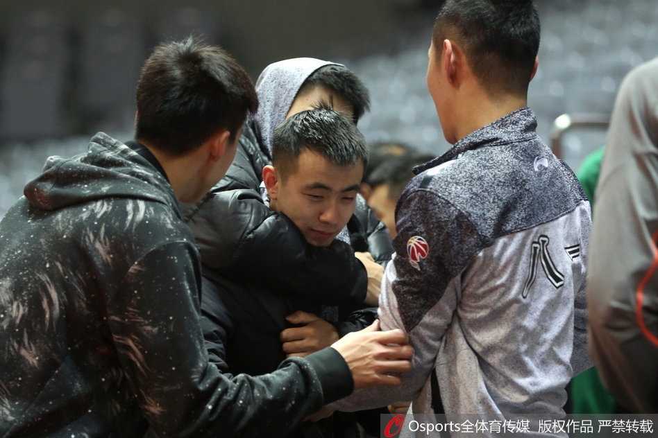 辽篮备战关键时刻,赵继伟训练场遭队友“特殊照顾” 不止一名队友参与‘围攻’,但赵继伟丝毫不显慌乱,他侧身护球,嘴角挂着一丝苦笑不得的笑意,这种在重压下依然能找到乐趣的状态,正是辽篮团结一心的缩影。