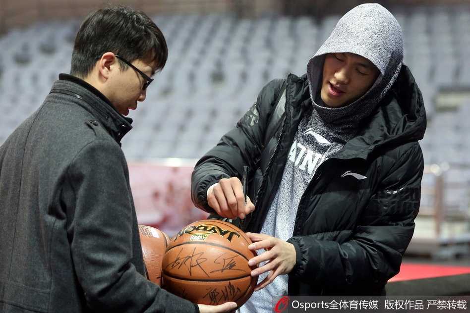 辽篮备战关键时刻,赵继伟训练场遭队友“特殊照顾” 训练结束,赵继伟在队友的环绕中露出腼腆又满足的神情,他或许刚刚成功化解了一次‘危机’,或许只是享受这种与兄弟们并肩作战的纯粹快乐。