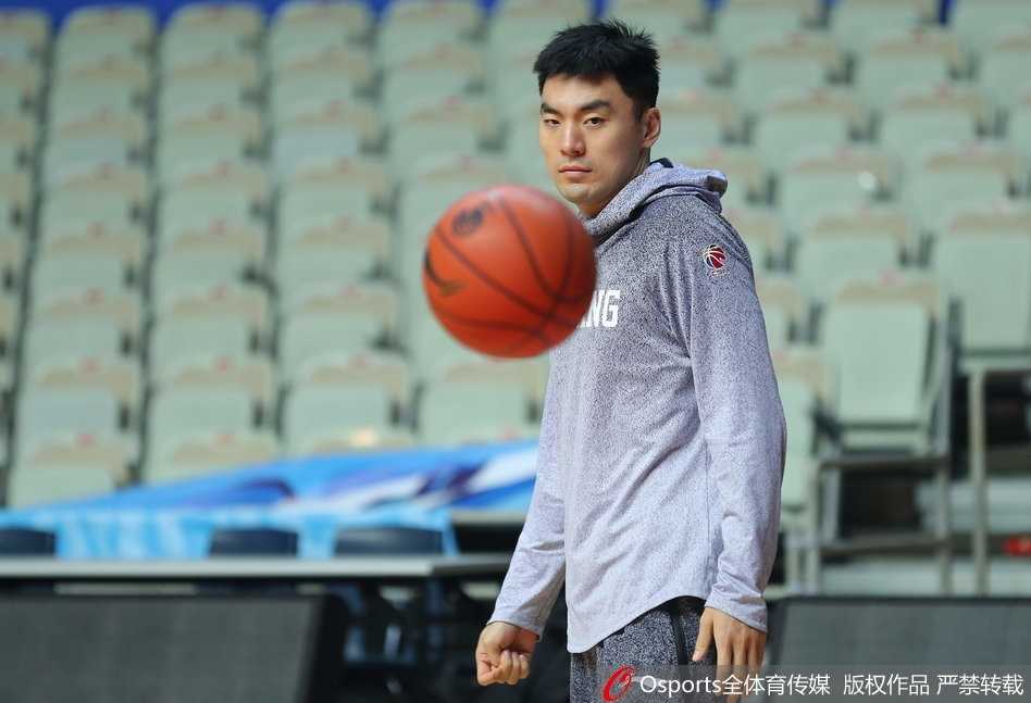 核心后卫郭艾伦在训练间隙露出标志性的灿烂笑容，轻松的神情感染了在场的每一位队友，仿佛预示着今晚的必胜决心。