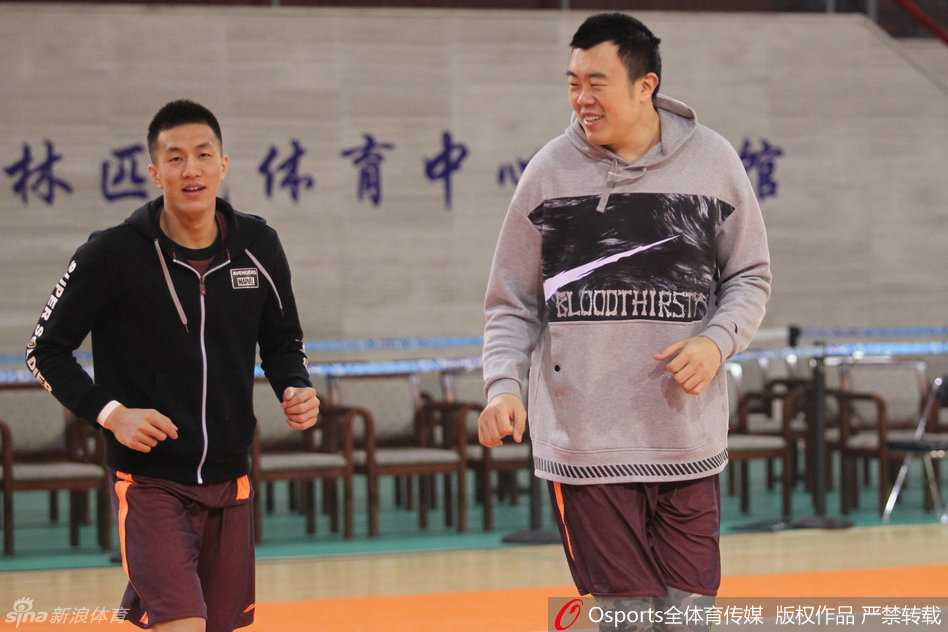 热身间隙，韩德君不知说了什么趣事，惹得身旁的郭艾伦瞬间笑弯了腰，露出标志性的大白牙，这份轻松在连日的恶战前夕显得尤为珍贵。