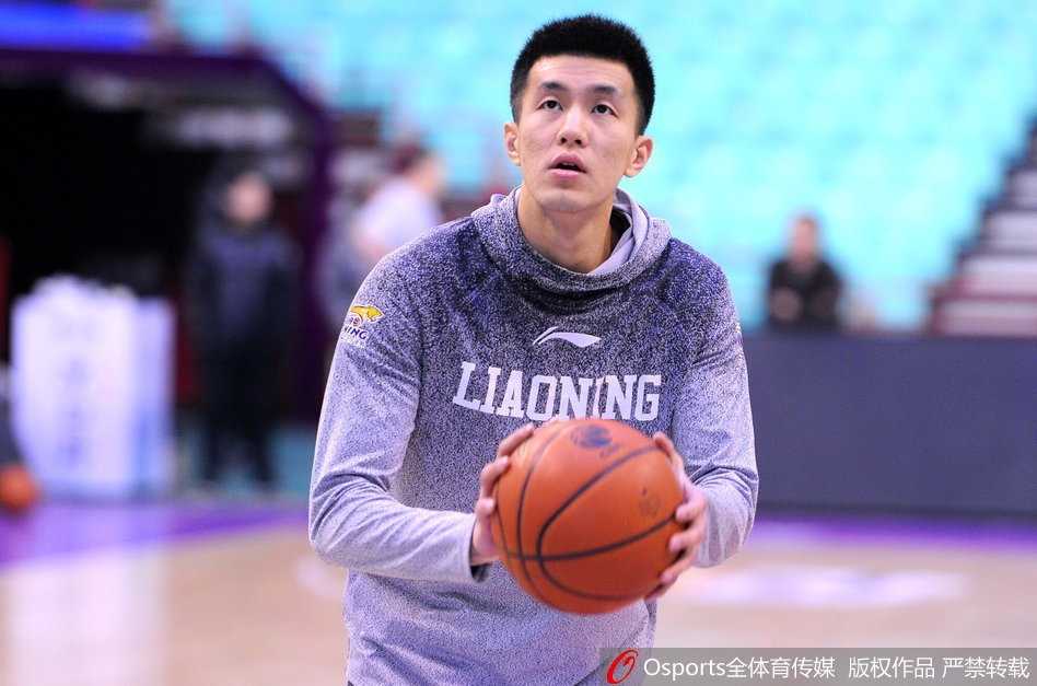 训练场上，辽宁男篮将士们围成一圈，目光坚毅，主教练郭士强正用手势布置着战术，团结的氛围跃然纸上。