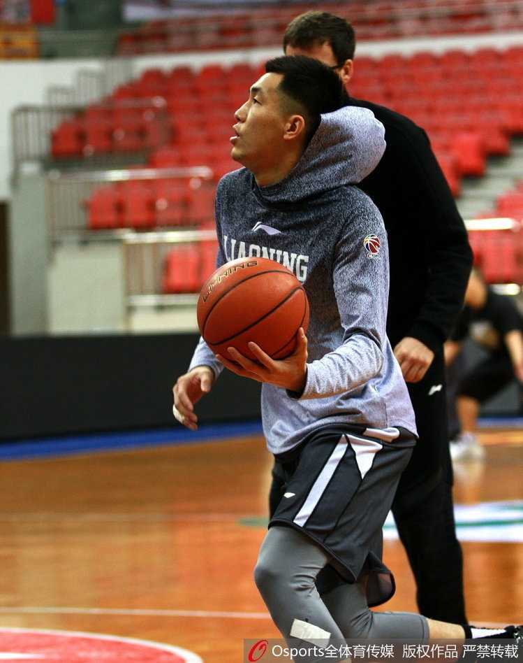 训练结束后，郭艾伦在场边接受队医的冰敷治疗，虽然身体疲惫，但他依然面带微笑与队友交谈，职业精神与乐观态度令人动容。