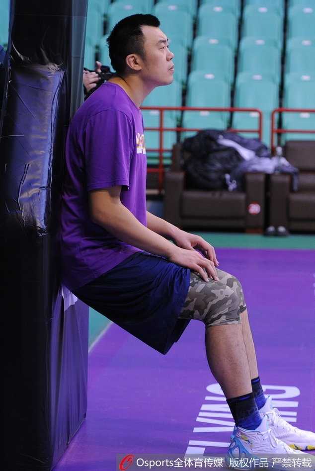 贺天举在三分线外出手投篮，皮球划过一道完美弧线空心入网，他曾经是联盟最顶级的射手，如今正在努力找回那个自己。