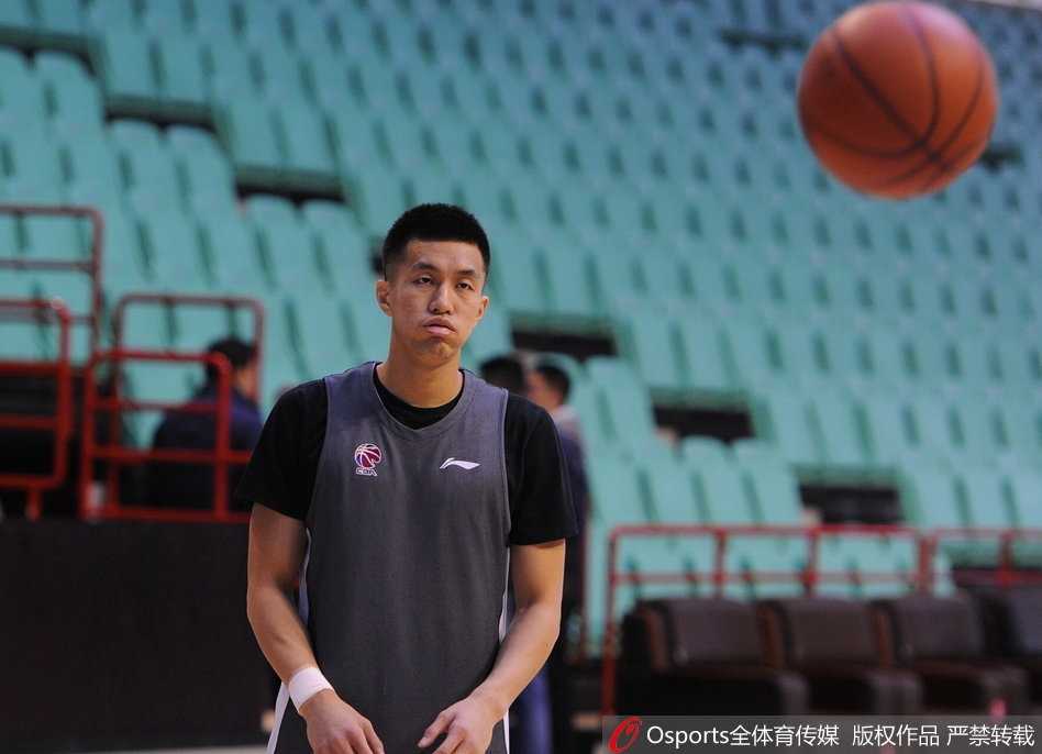 辽宁队主帅郭士强在场边亲自指导贺天举，眼神中满是关切与期待，师徒二人正为即将到来的复出做最后准备。