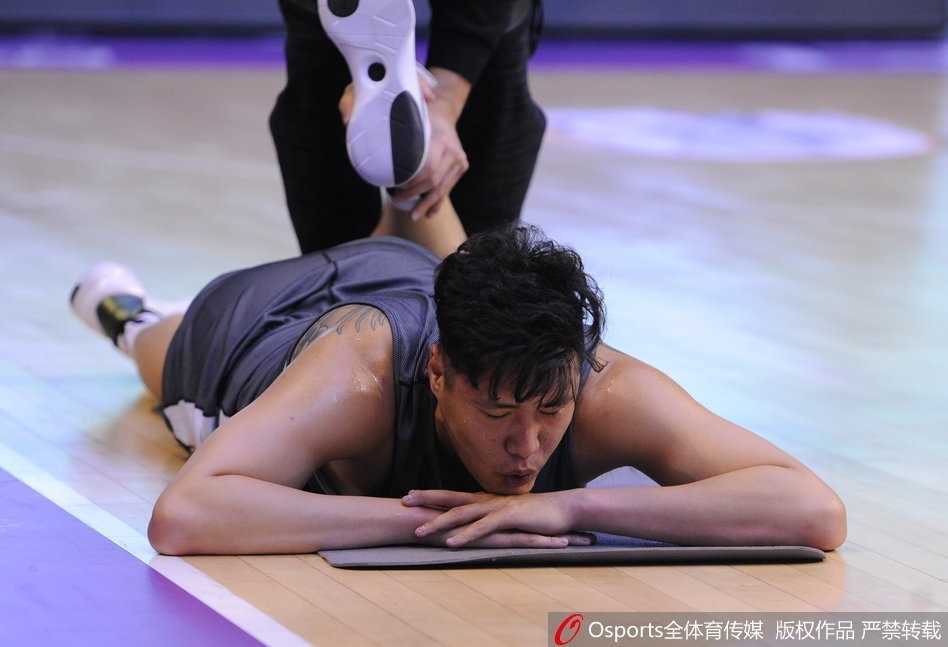 脱掉上衣的贺天举露出健硕的肌肉，背后巨大的篮球图案纹身格外抢眼，仿佛在诉说着他对篮球这项运动最纯粹的热爱。