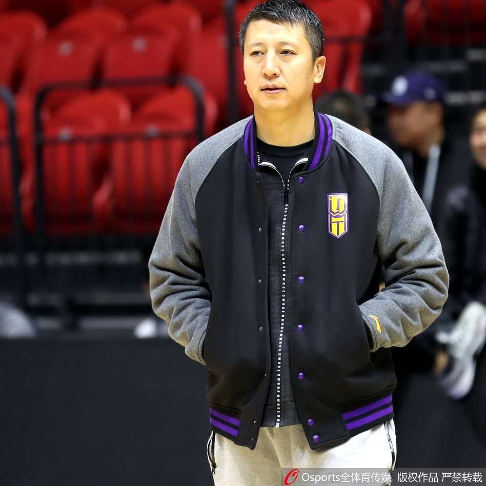 辽篮天山夜训备战疆辽大战 复仇火焰燃烧在即 辽宁男篮全队集结,在乌鲁木齐体育馆内进行赛前最后热身,球员们拉伸筋骨表情专注,大战前夕气氛凝重