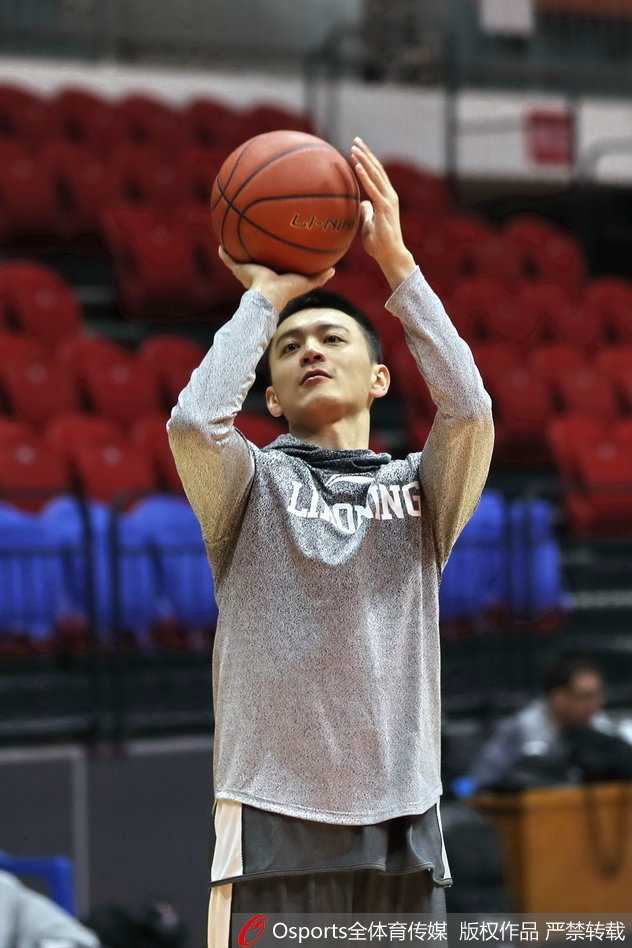 辽篮天山夜训备战疆辽大战 复仇火焰燃烧在即 郭艾伦运球穿越全场,速度快如闪电,他的突破将是撕开新疆队防线的最有效武器