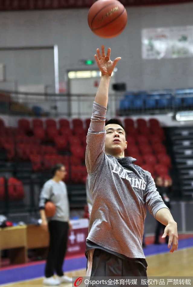 辽篮天山夜训备战疆辽大战 复仇火焰燃烧在即 赛前训练结束,辽宁球员们拖着疲惫的身躯离场,但背影中透露出的却是坚定和不甘,今晚他们誓要攻克红山