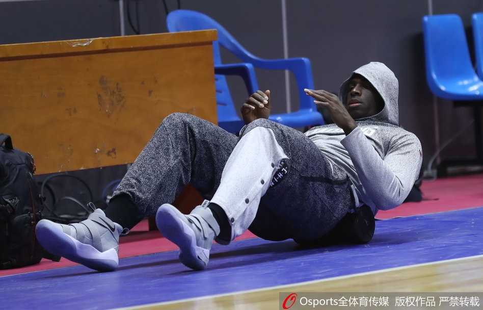 辽篮天山夜训备战疆辽大战 复仇火焰燃烧在即 辽宁男篮全队围成一圈,在教练郭士强带领下高喊加油鼓劲,团结的氛围在客场显得尤为珍贵