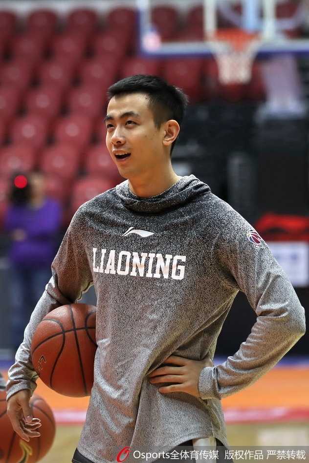 辽篮天山夜训备战疆辽大战 复仇火焰燃烧在即 大外援巴斯在篮下强打卡位,肌肉线条分明,展现出了NBA级别的对抗强度,这将是辽篮今晚内线进攻的利器